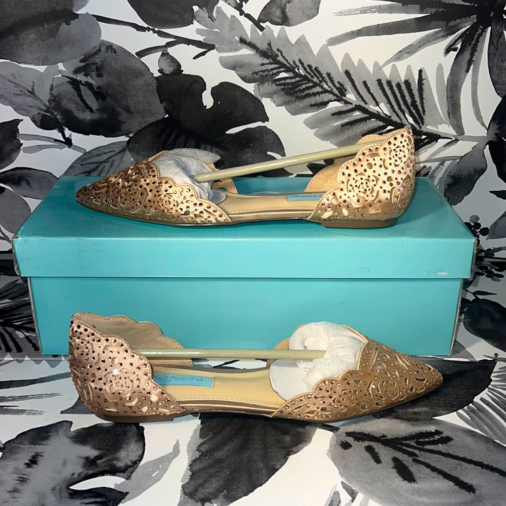 Betsey Johnson Ven Style Color Mchampa Embel Laser Cut Point, Size 6!